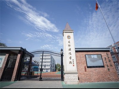 學(xué)校大門(mén)